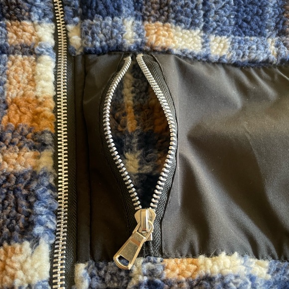 Men’s Small Plaid Zip Up Teddy Hooded with drawstrings. Zipper pockets outside - Picture 4 of 11